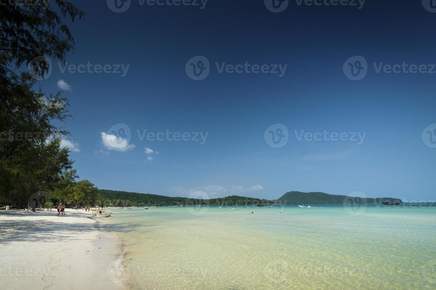 plage de la baie de sarrasin à koh rong île de samloen au cambodge photo