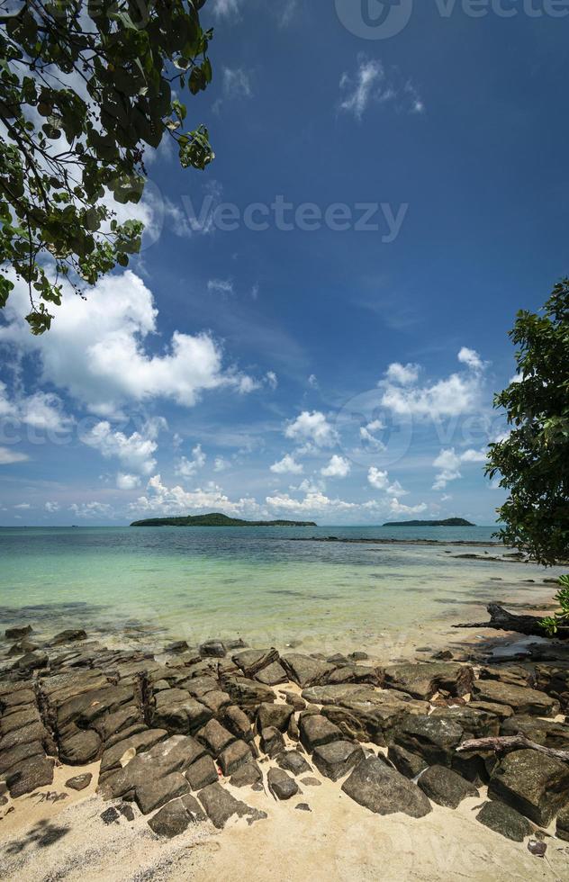 vue sur la plage sur la côte sud de l'île de koh ta kiev près de sihanoukville cambodge photo