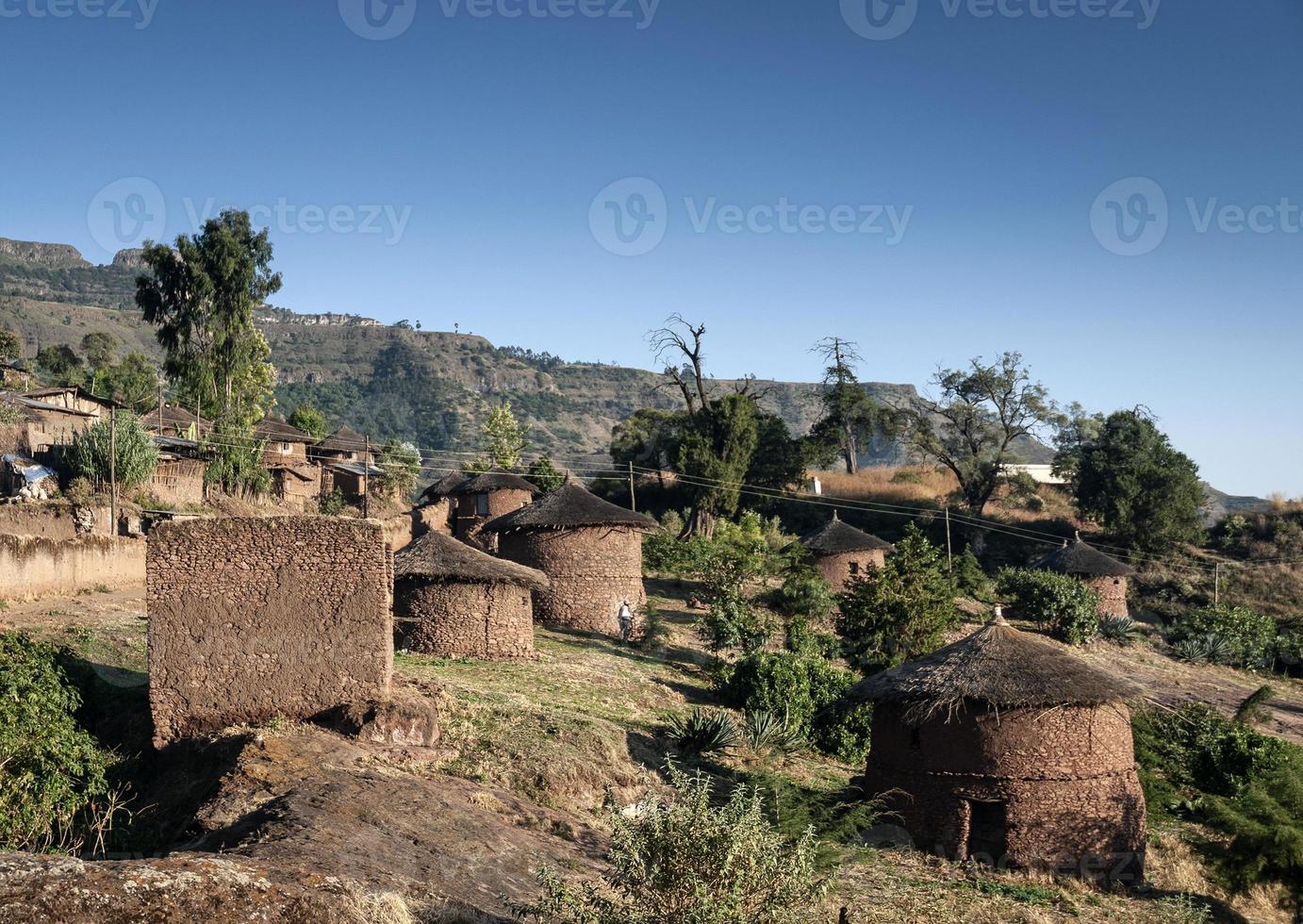 Vue sur les maisons tukul éthiopiennes circulaires traditionnelles dans le village de hadish adi de Lalibela Ethiopie photo