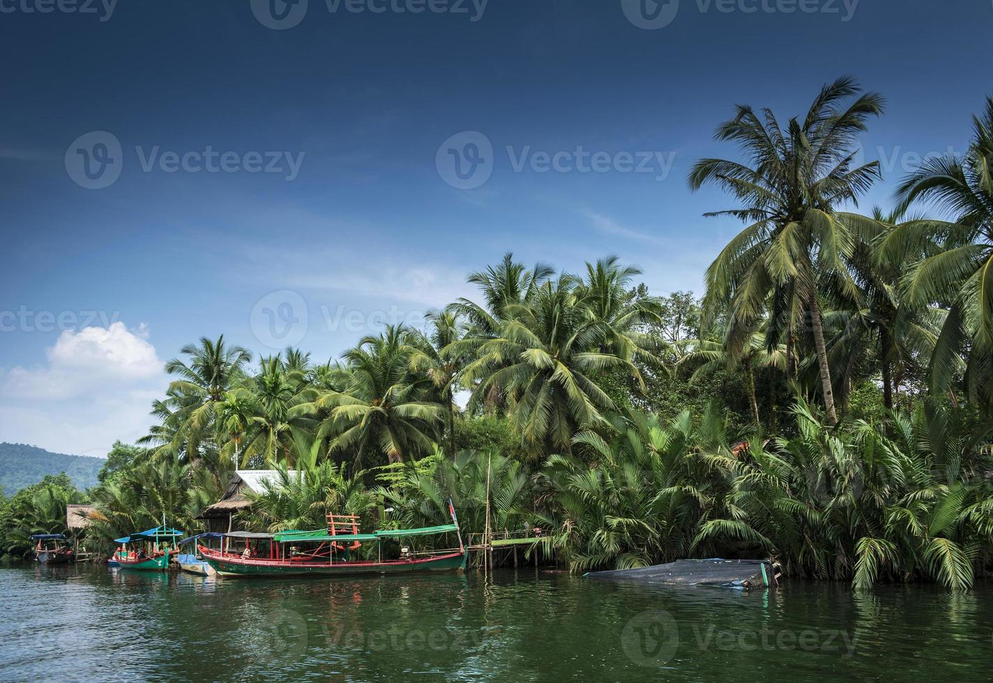 ferry traditionnel de la jungle à l'embarcadère de la rivière tatai au cambodge photo