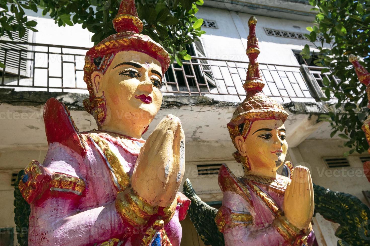 Statue khmère religieuse bouddhiste en plein air au temple du patrimoine de l'unesco lakhon khol wat svay andet dans la province de kandal cambodge photo