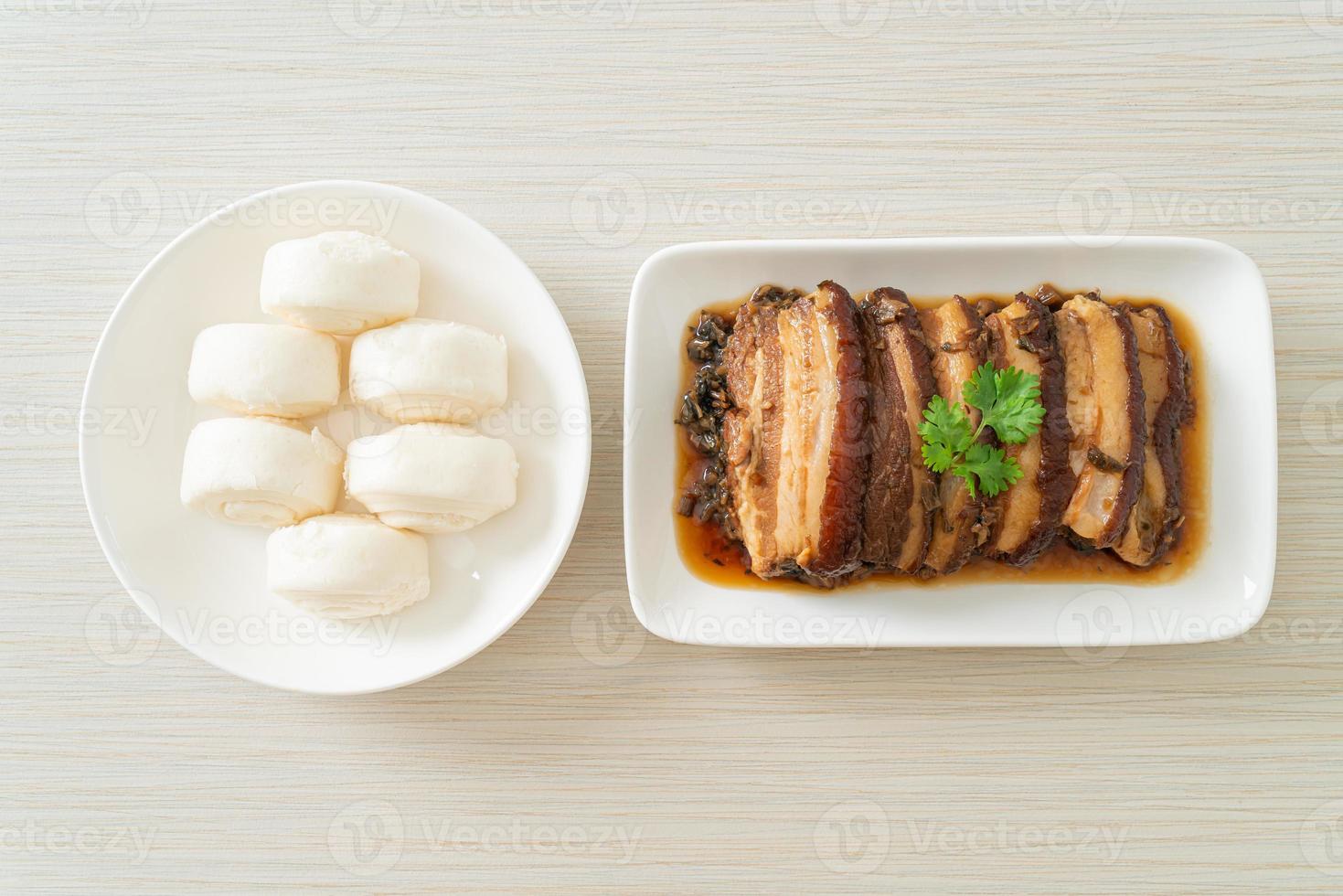 poitrine de porc à la vapeur avec des recettes de cubes de moutarde ou mei cai kou rou photo