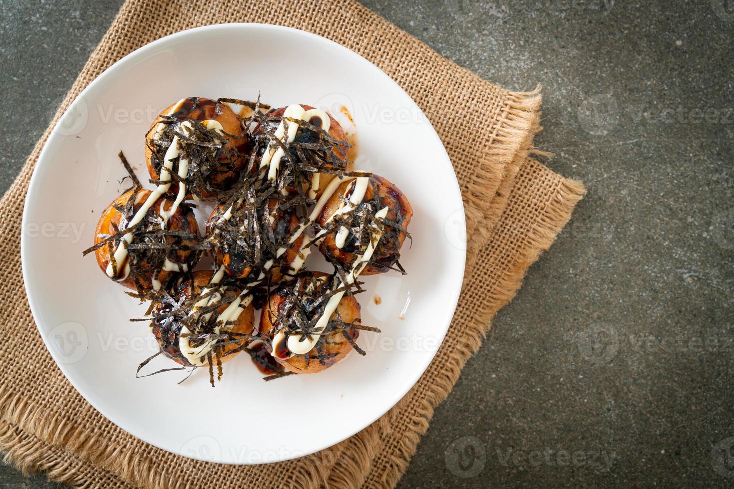 boulettes de takoyaki ou boulettes de poulpe photo