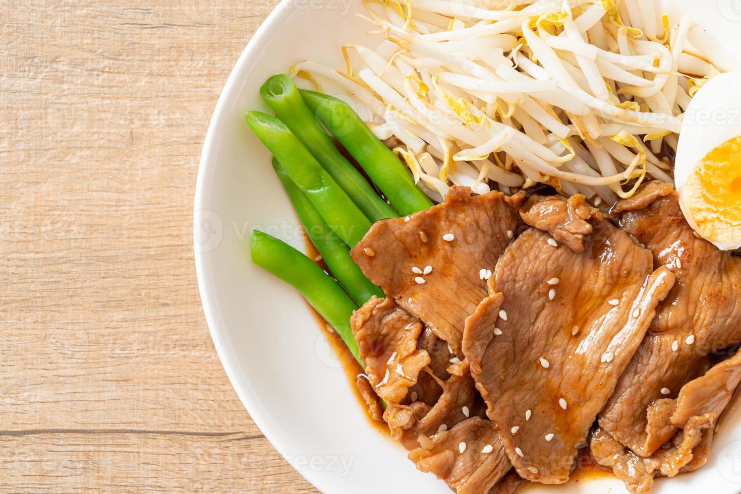 sauté de porc teriyaki aux graines de sésame, germes de haricot mungo, œuf à la coque et ensemble de riz - style de cuisine japonaise photo