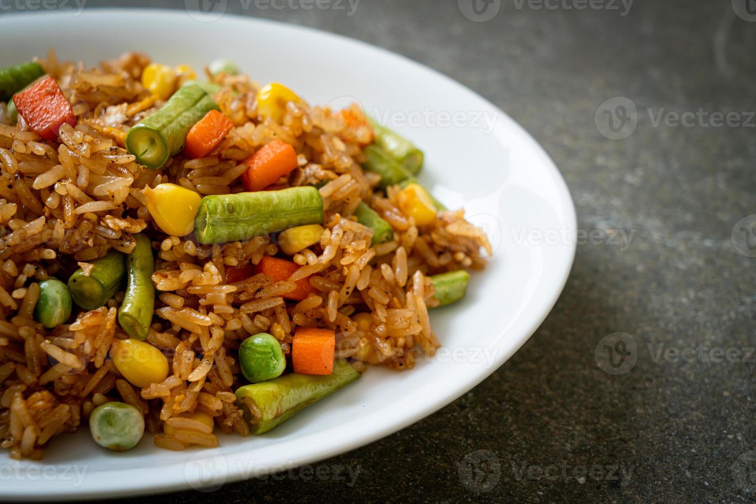 riz frit aux pois verts, carottes et maïs - style alimentaire végétarien et sain photo