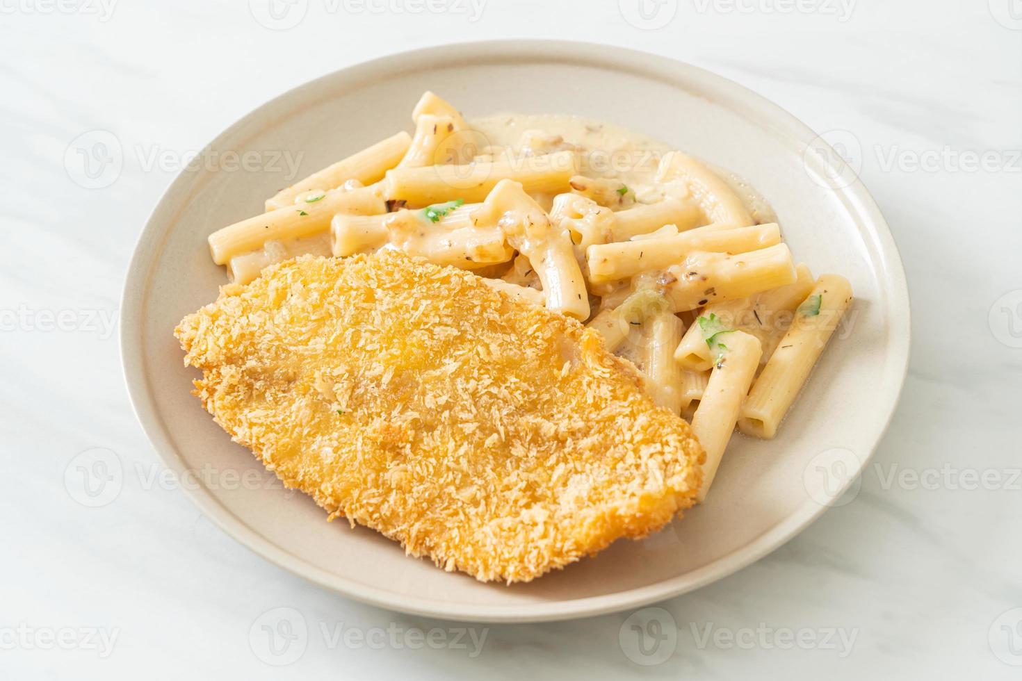 pâtes quadrotto penne maison sauce crème blanche avec poisson frit photo