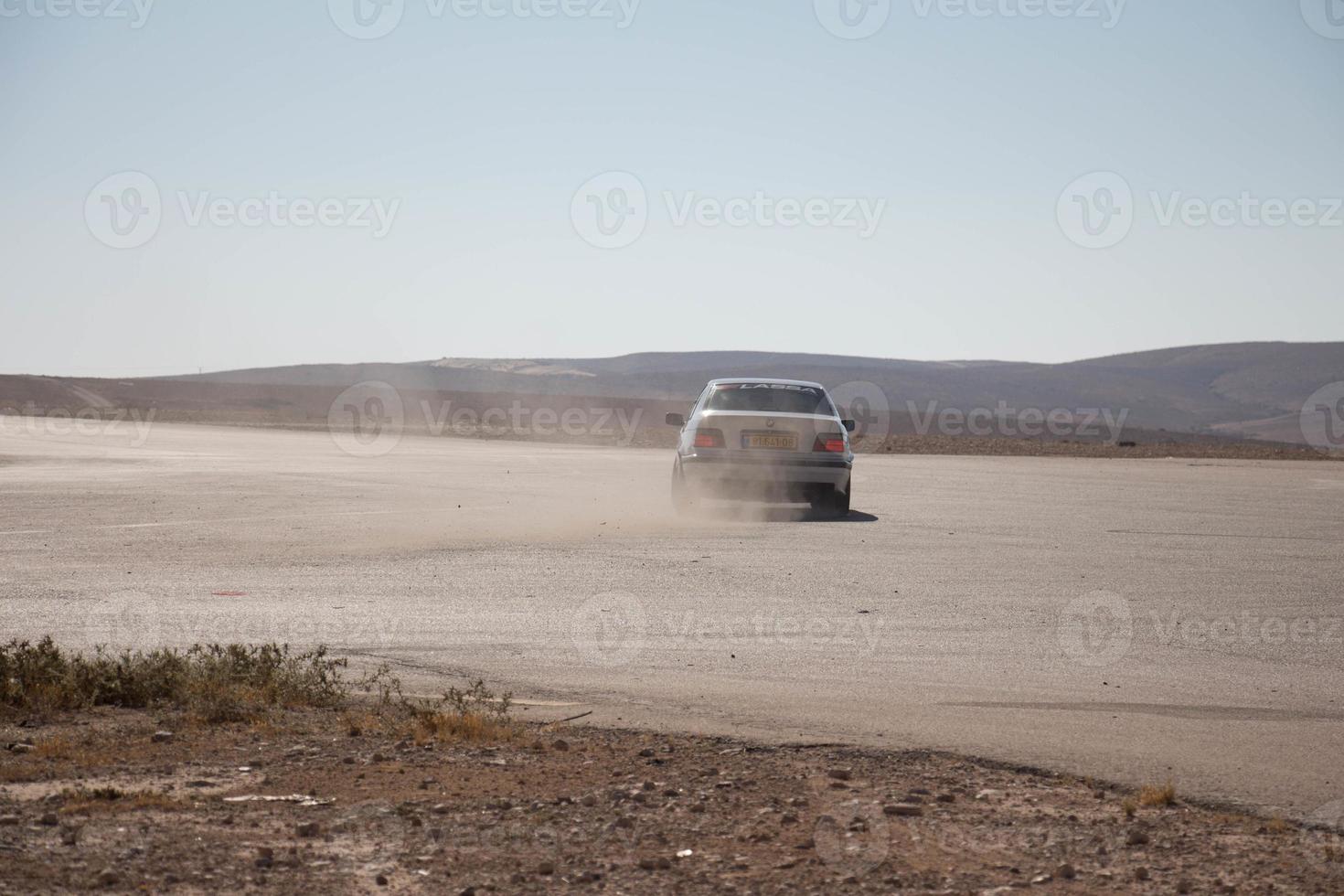 voitures sur la piste de course et sur les routes du désert photo