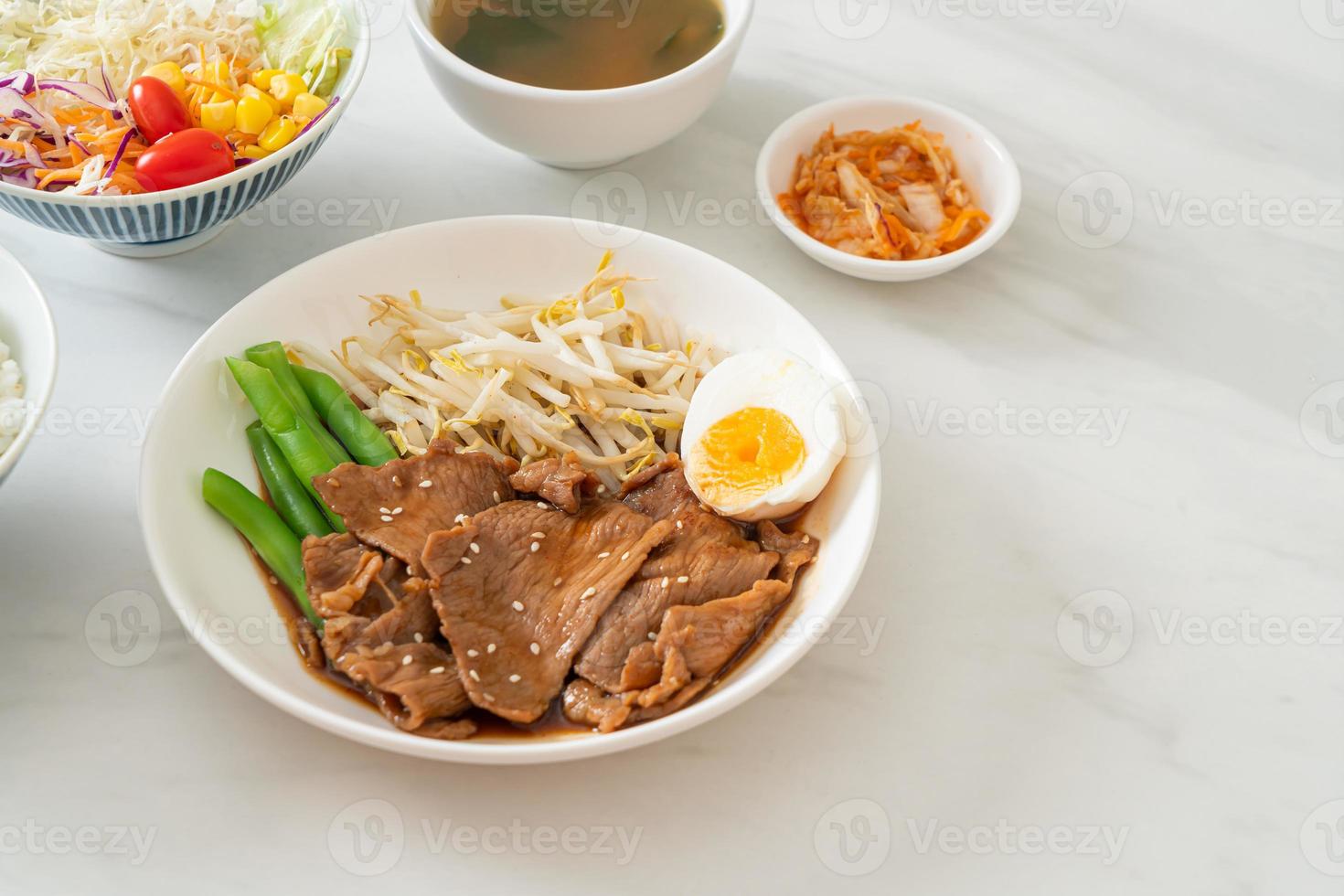 sauté de porc teriyaki aux graines de sésame, germes de haricot mungo, œuf à la coque et ensemble de riz - style de cuisine japonaise photo