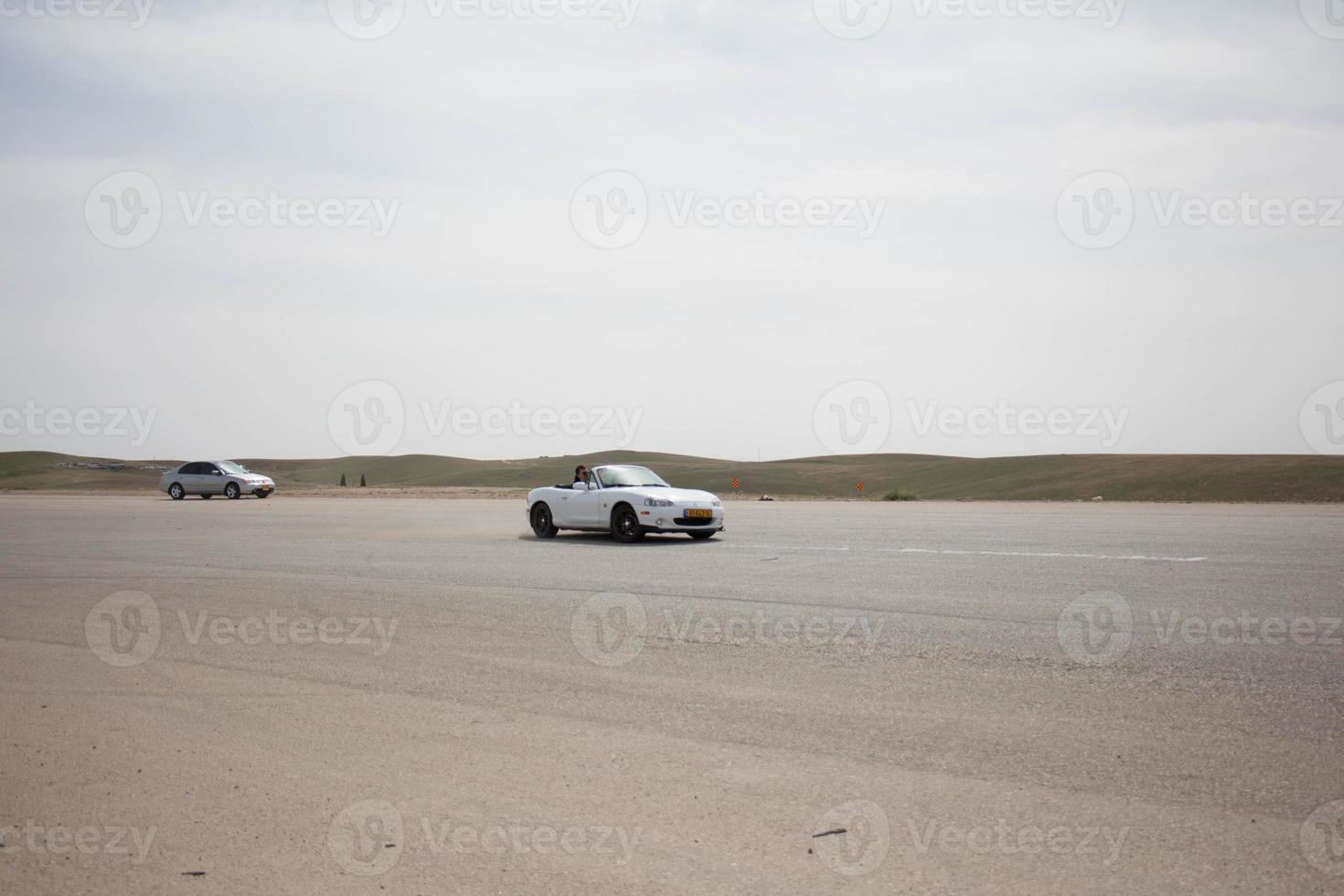 voitures sur la piste de course et sur les routes du désert photo