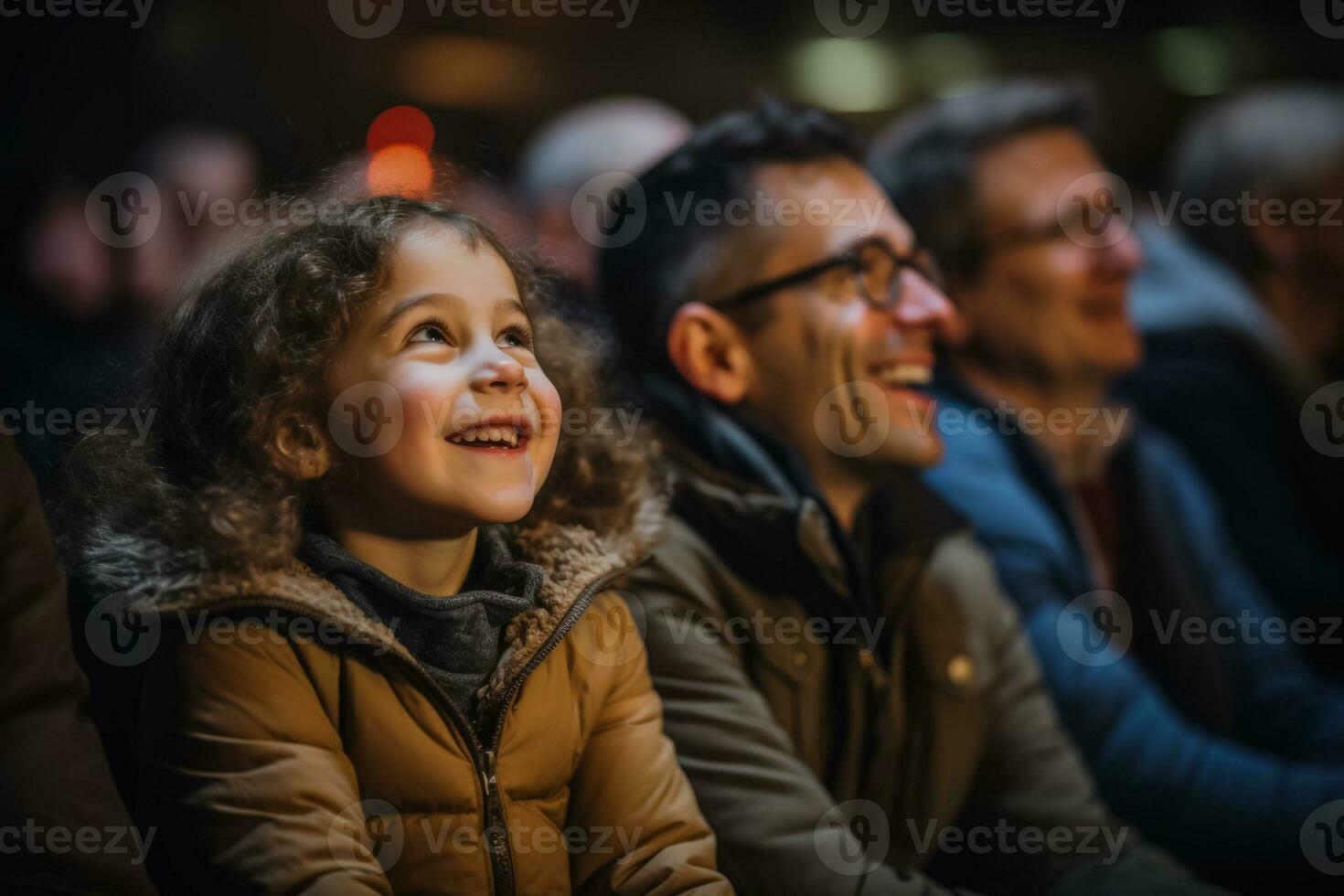 large regardé des gamins dans le public captivé par le la magie de vivre théâtre déploiement avant leur photo