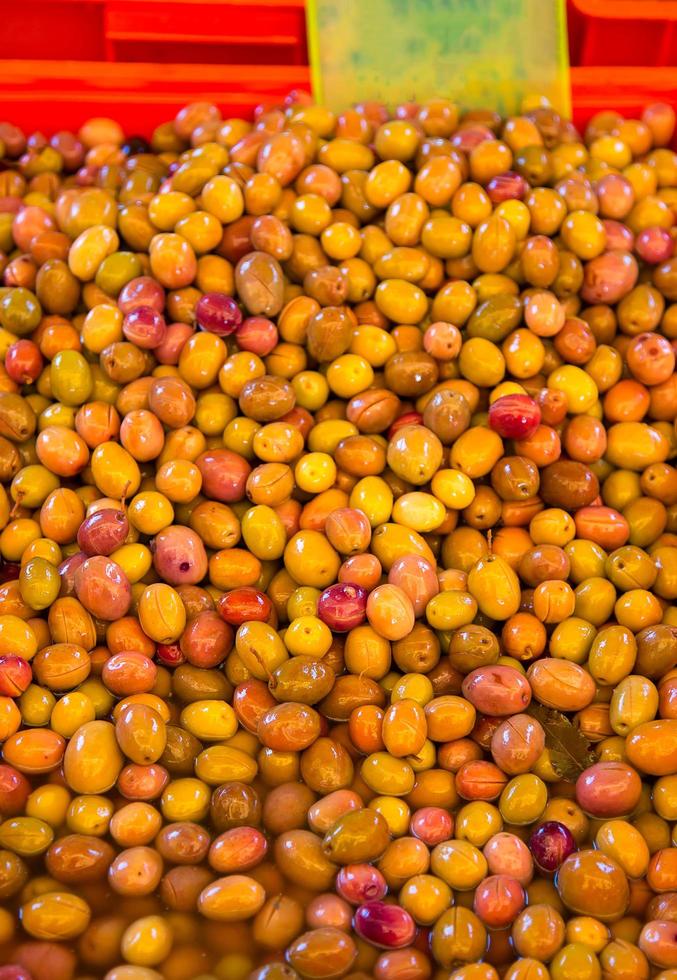 Vente d'olives végétales biologiques saines au bazar photo