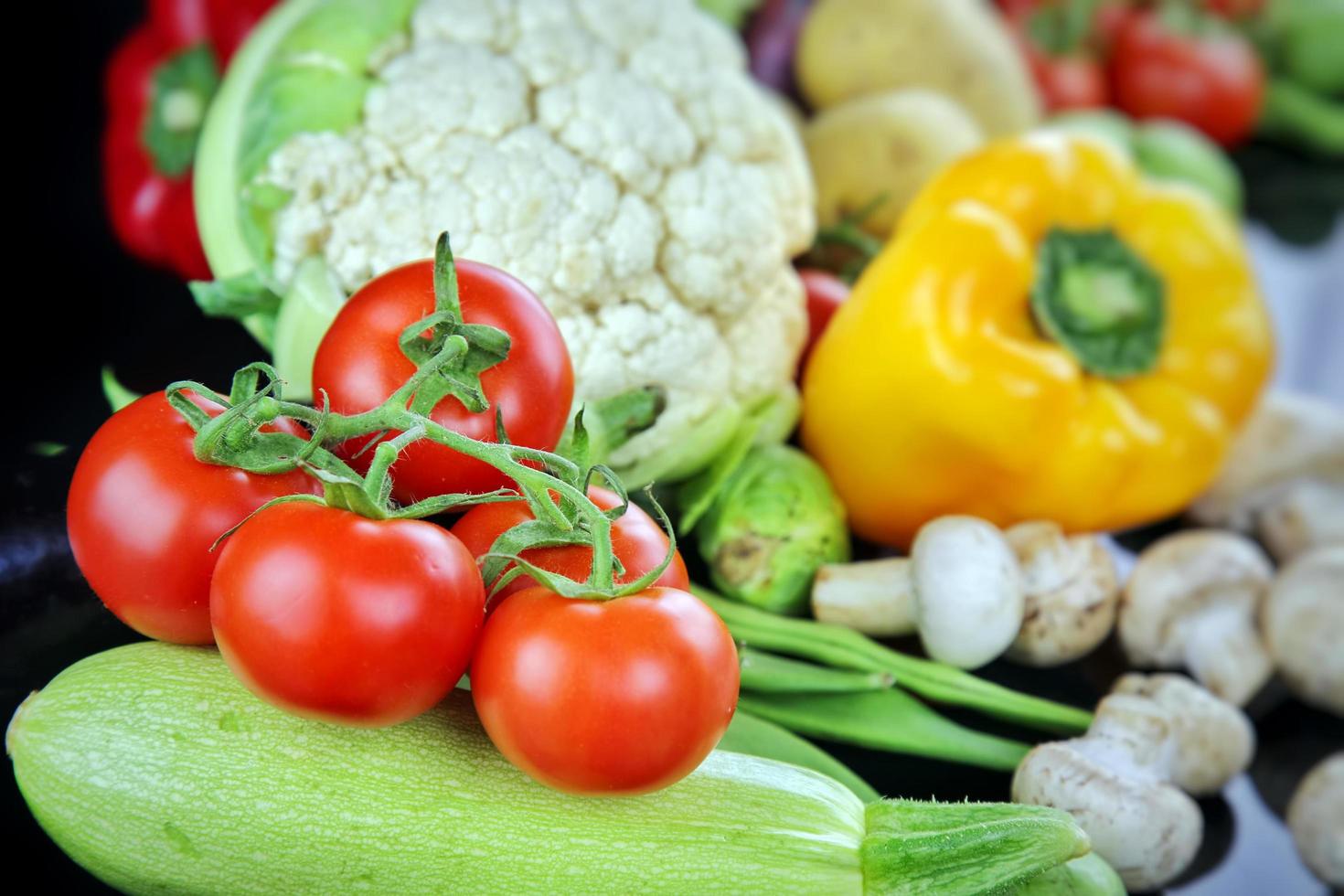 mélange frais et sain de composition de légumes crus photo