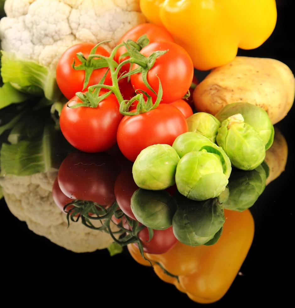 mélange frais et sain de composition de légumes crus photo
