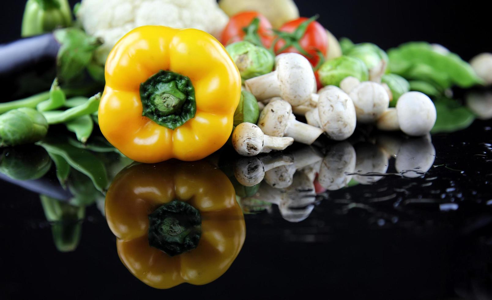 mélange frais et sain de composition de légumes crus photo