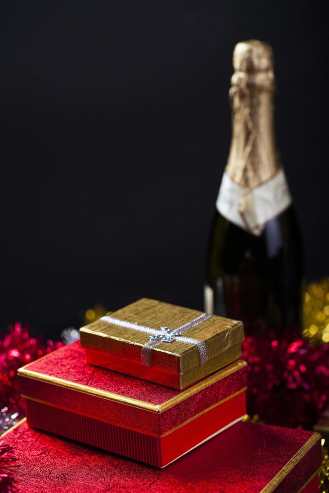 concept de boîte cadeau champagne anniversaire noël saint valentin photo