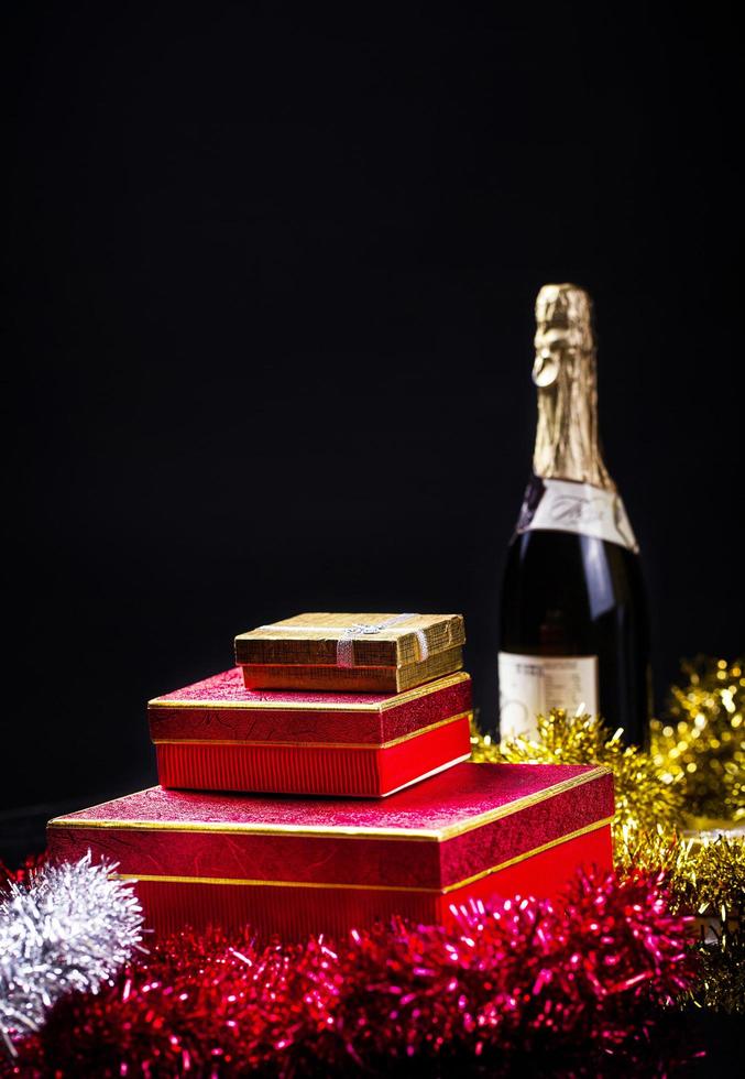 concept de boîte cadeau champagne anniversaire noël saint valentin photo