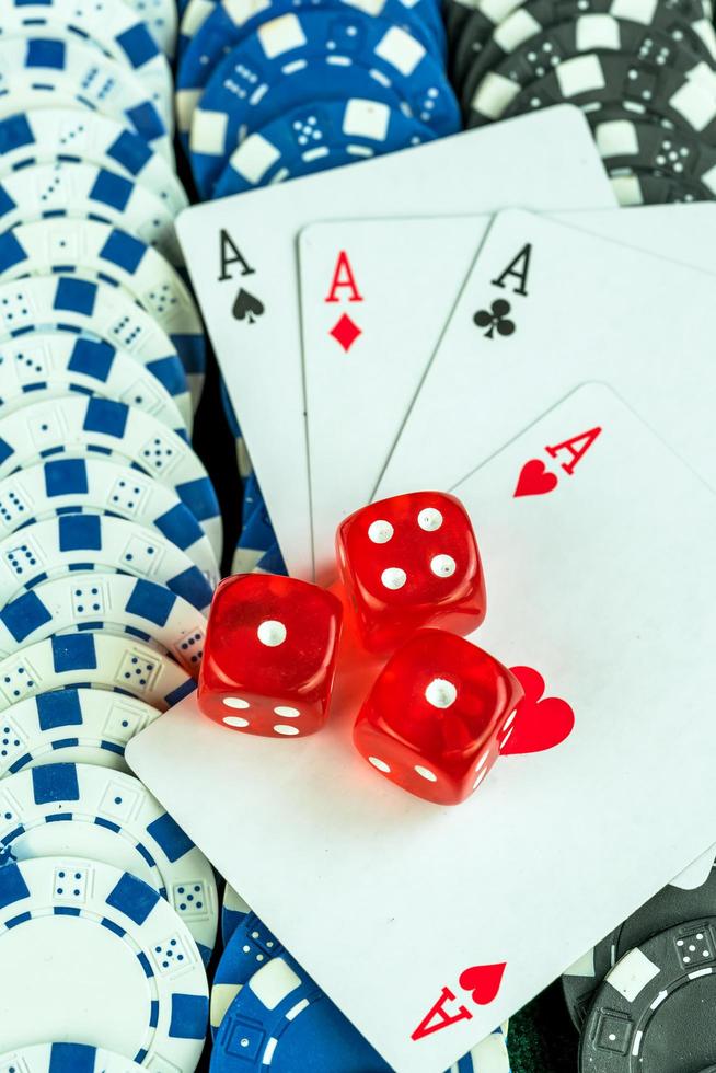 cartes et pièces de poker aux dés rouges photo