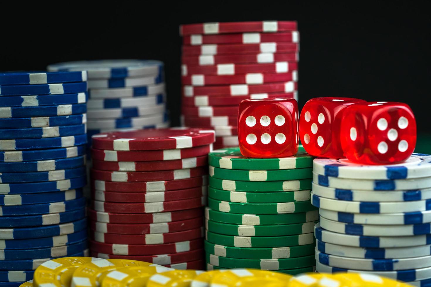 jeu de dés rouges et pièces d'argent de casino photo