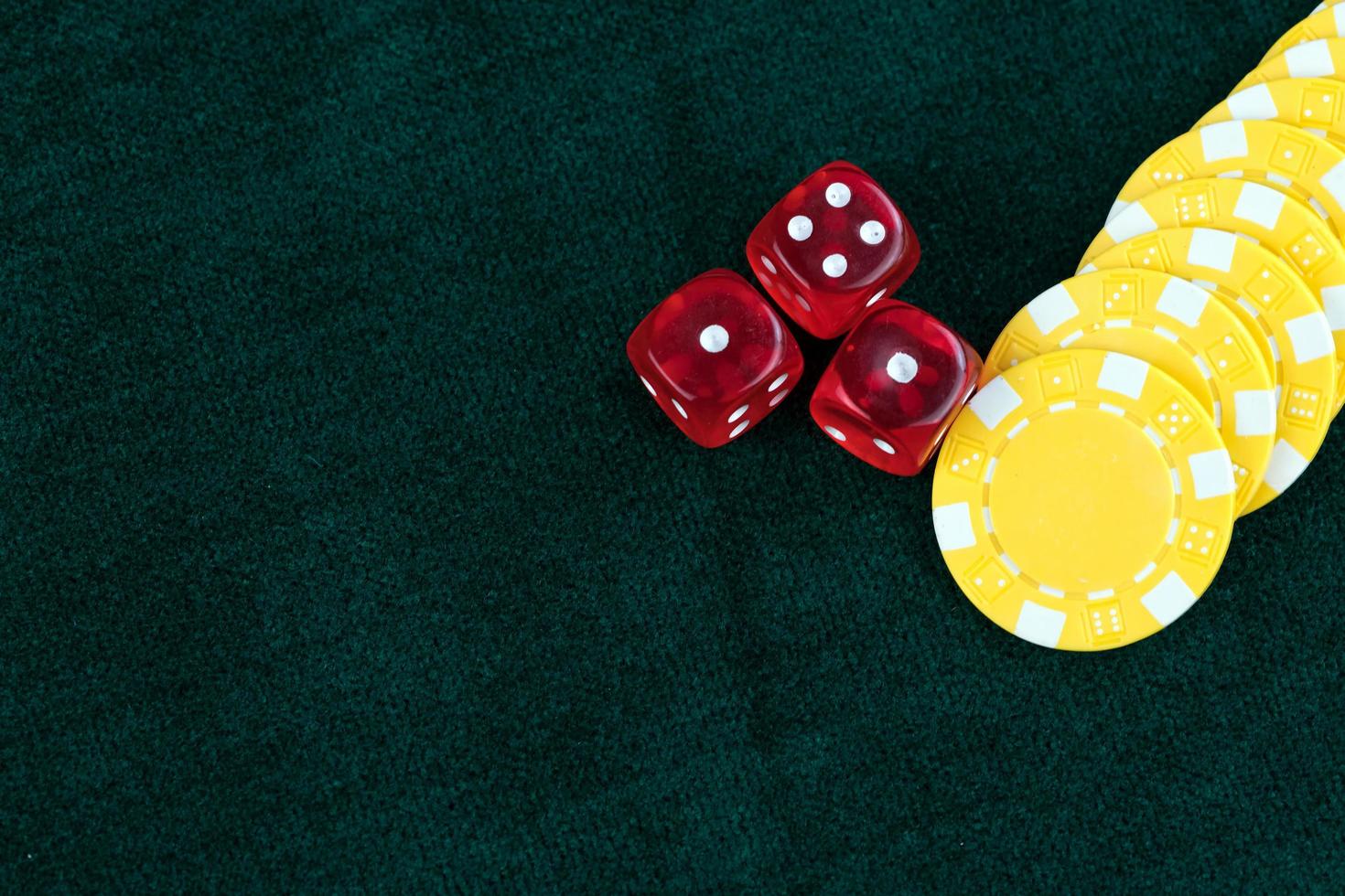 jeu de dés rouges et pièces d'argent de casino photo