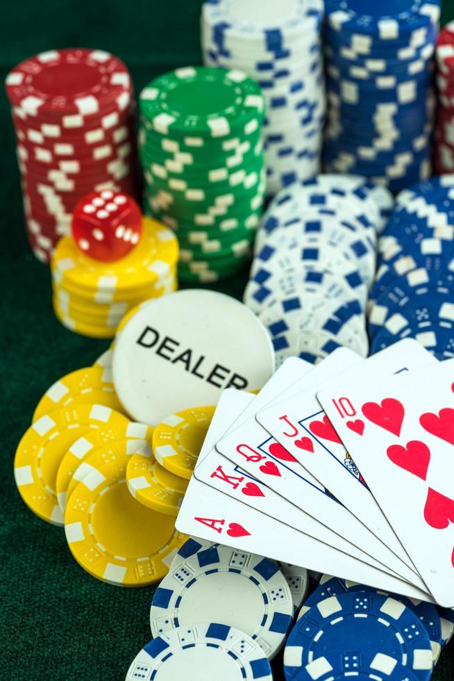 cartes et pièces de poker aux dés rouges photo