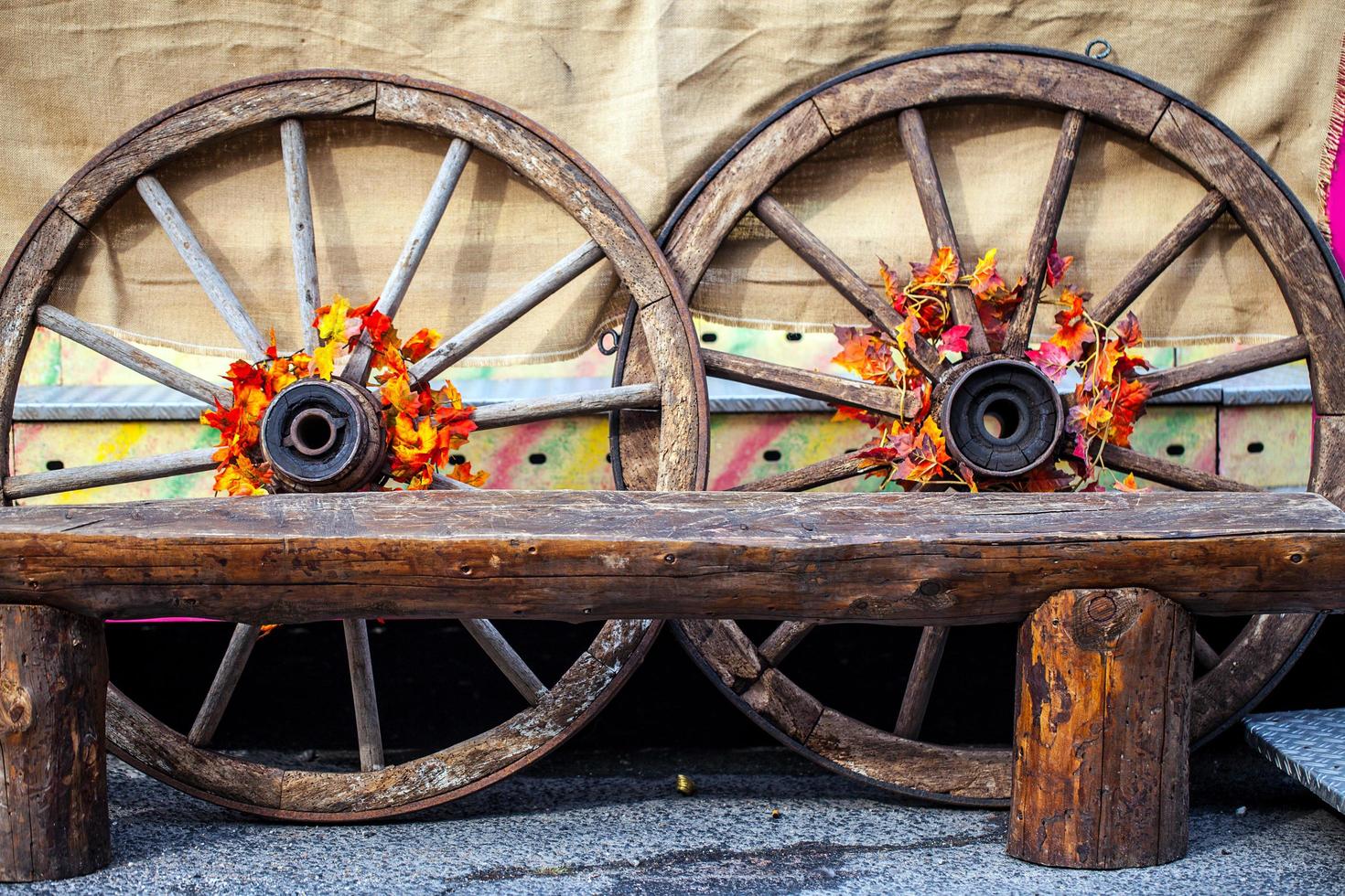 vieilles roues de chariot de chariot de cheval en bois photo