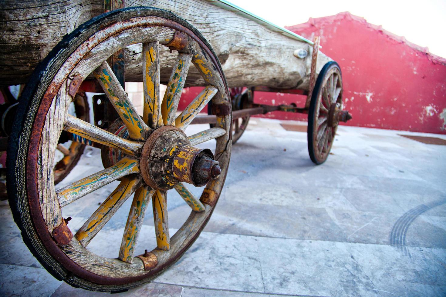 vieilles roues de chariot de chariot de cheval en bois photo