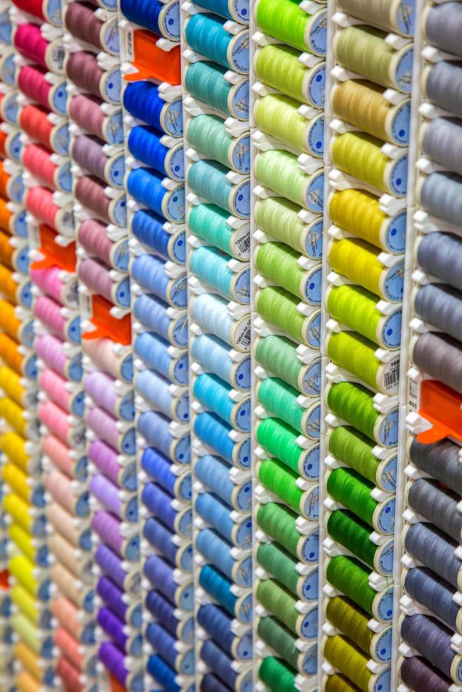 rouleaux de tissu industriel en coton coloré photo