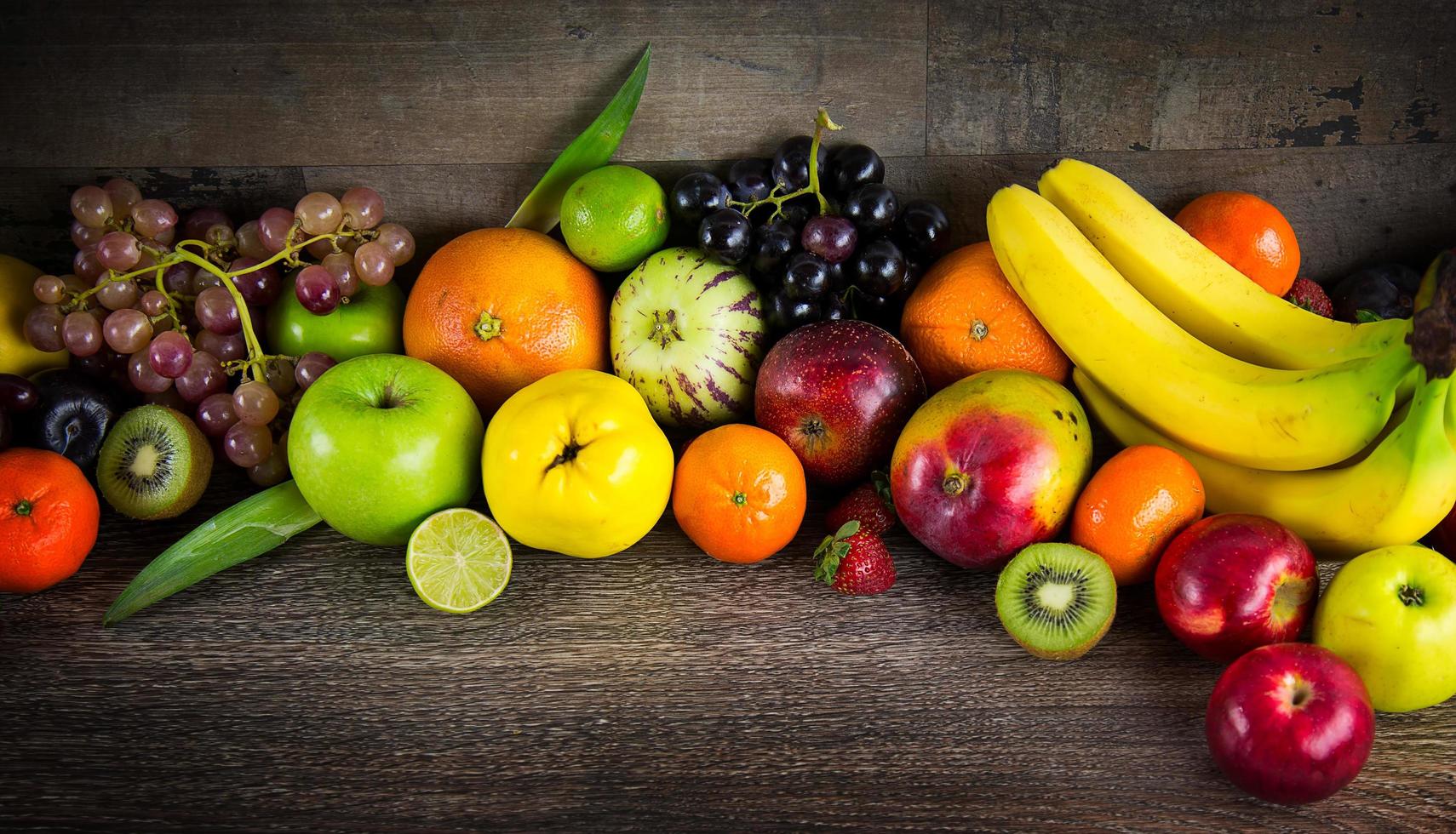 mélange de fruits d'aliments biologiques végétariens photo