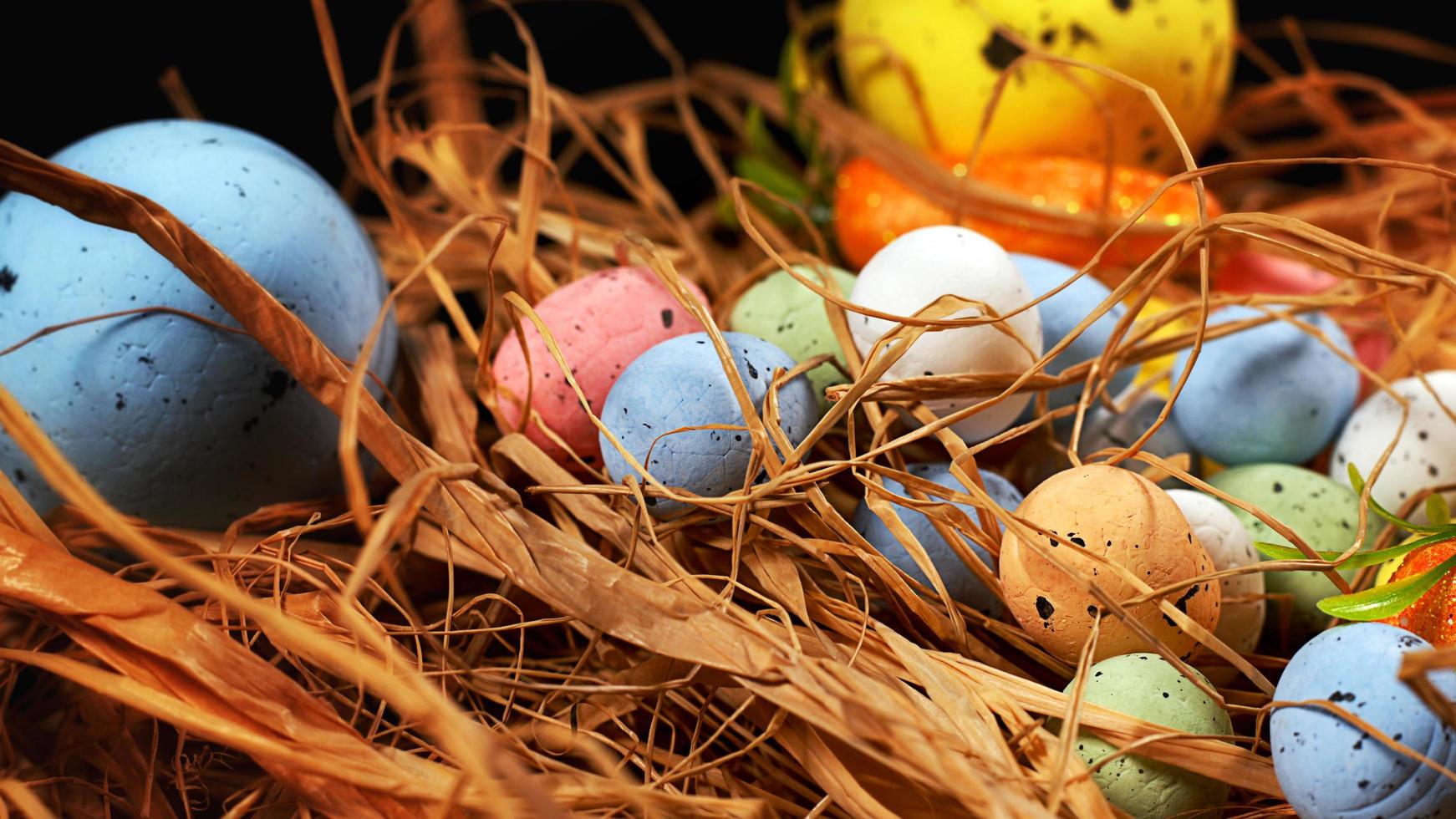 oeufs pascals traditionnels colorés de pâques photo