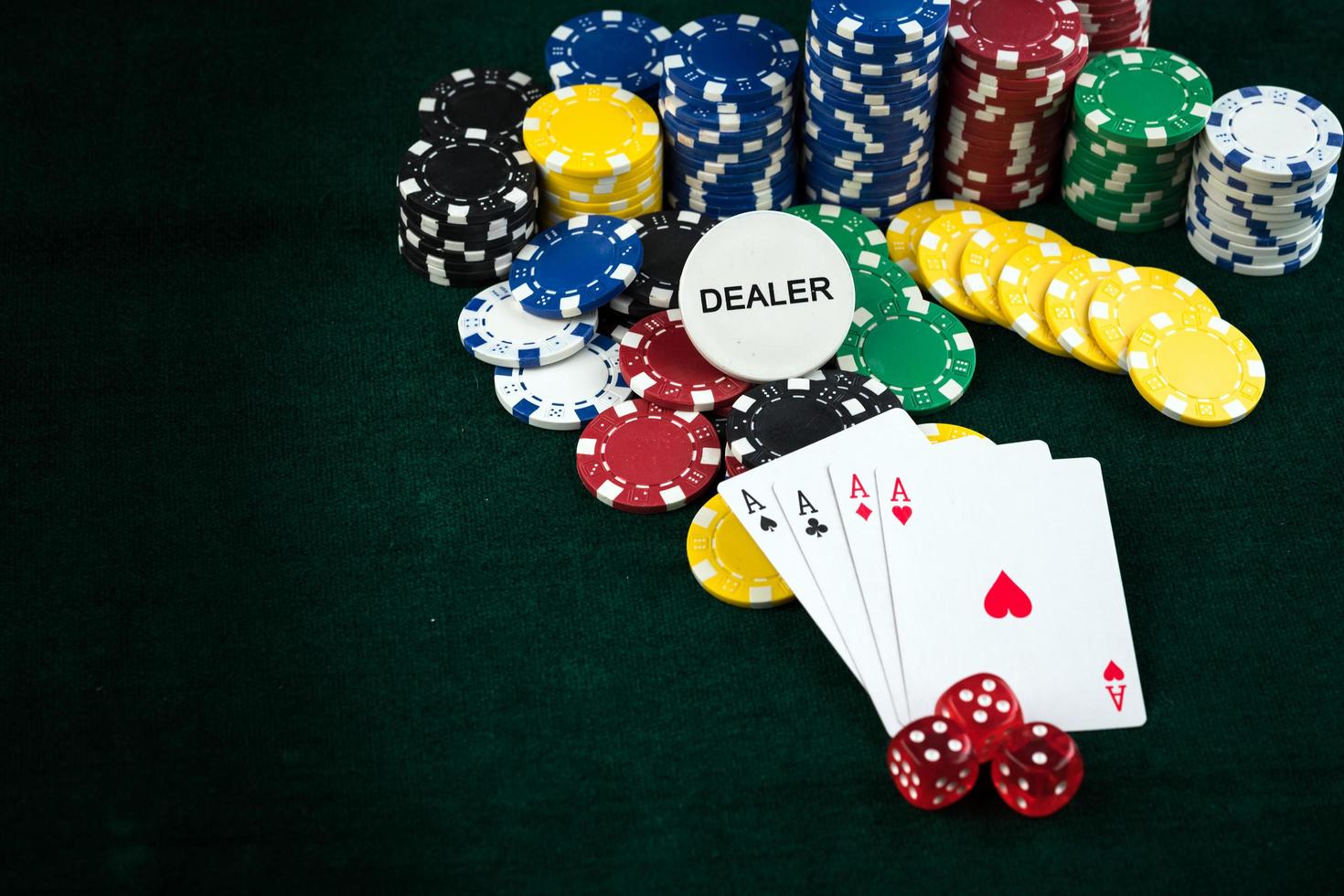 cartes et pièces de poker aux dés rouges photo