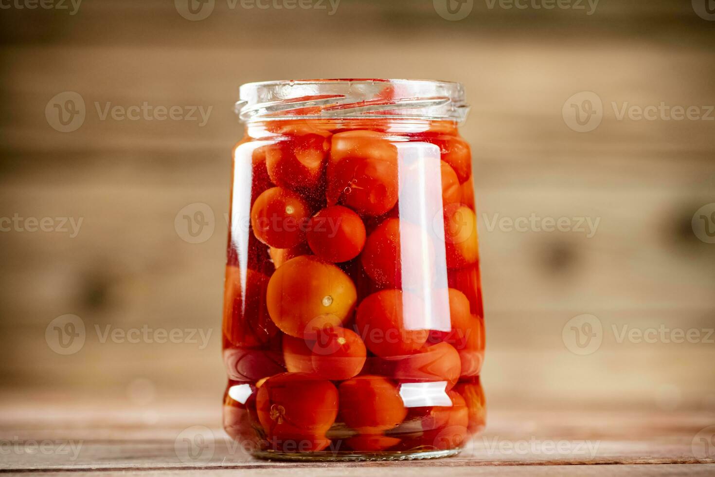 mariné mûr tomates dans une verre pot. photo