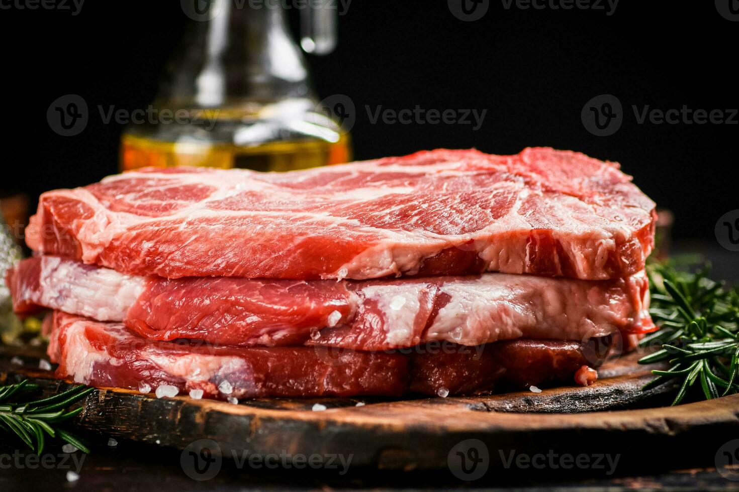 une pile de brut porc steak sur une Coupe planche. photo