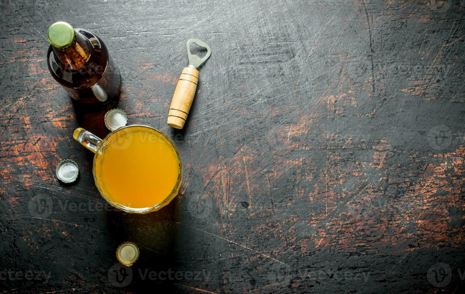 Bière dans une verre tasse et une bouteille. photo