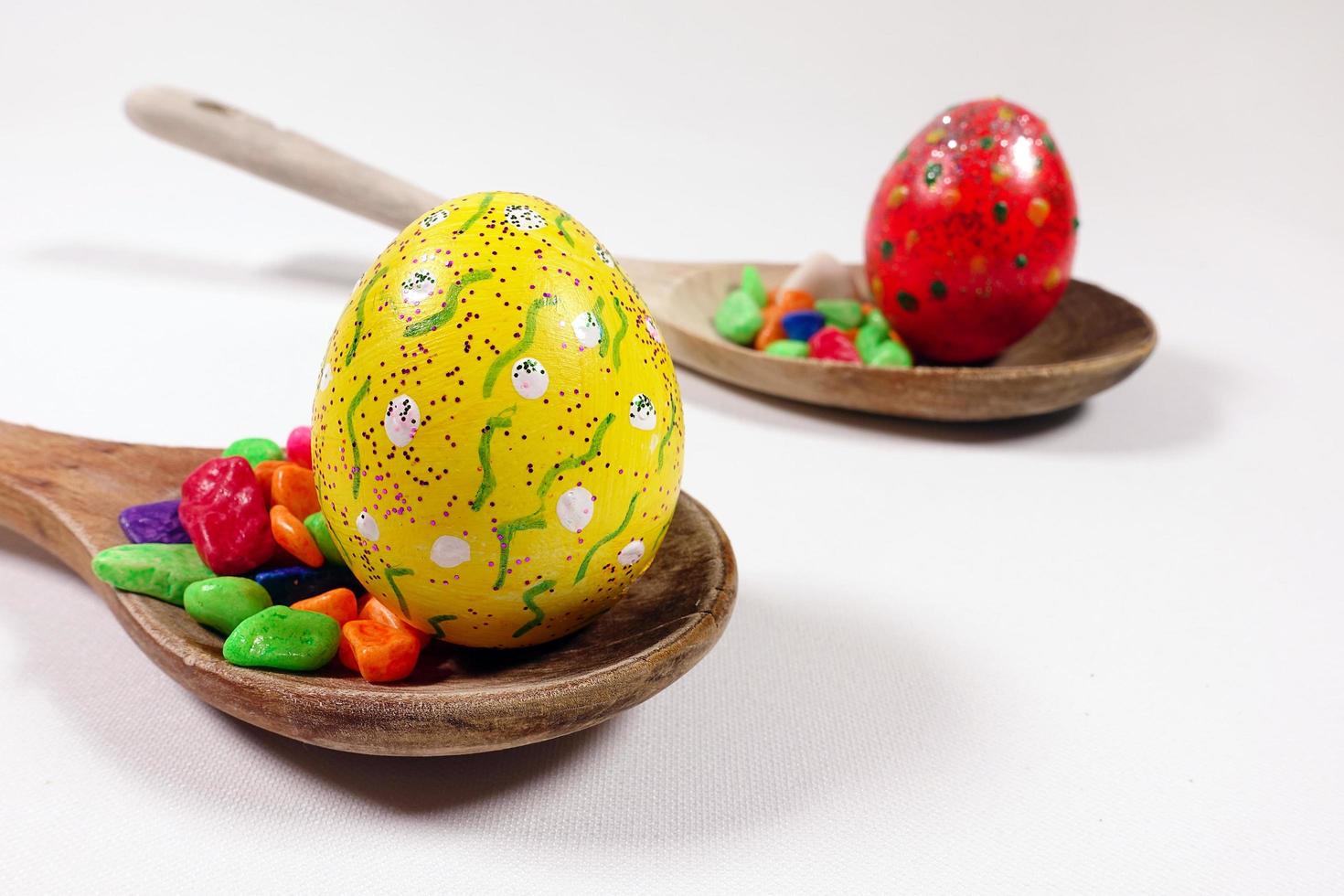 oeufs de pâques pascals colorés et célébration de cuillère en bois photo