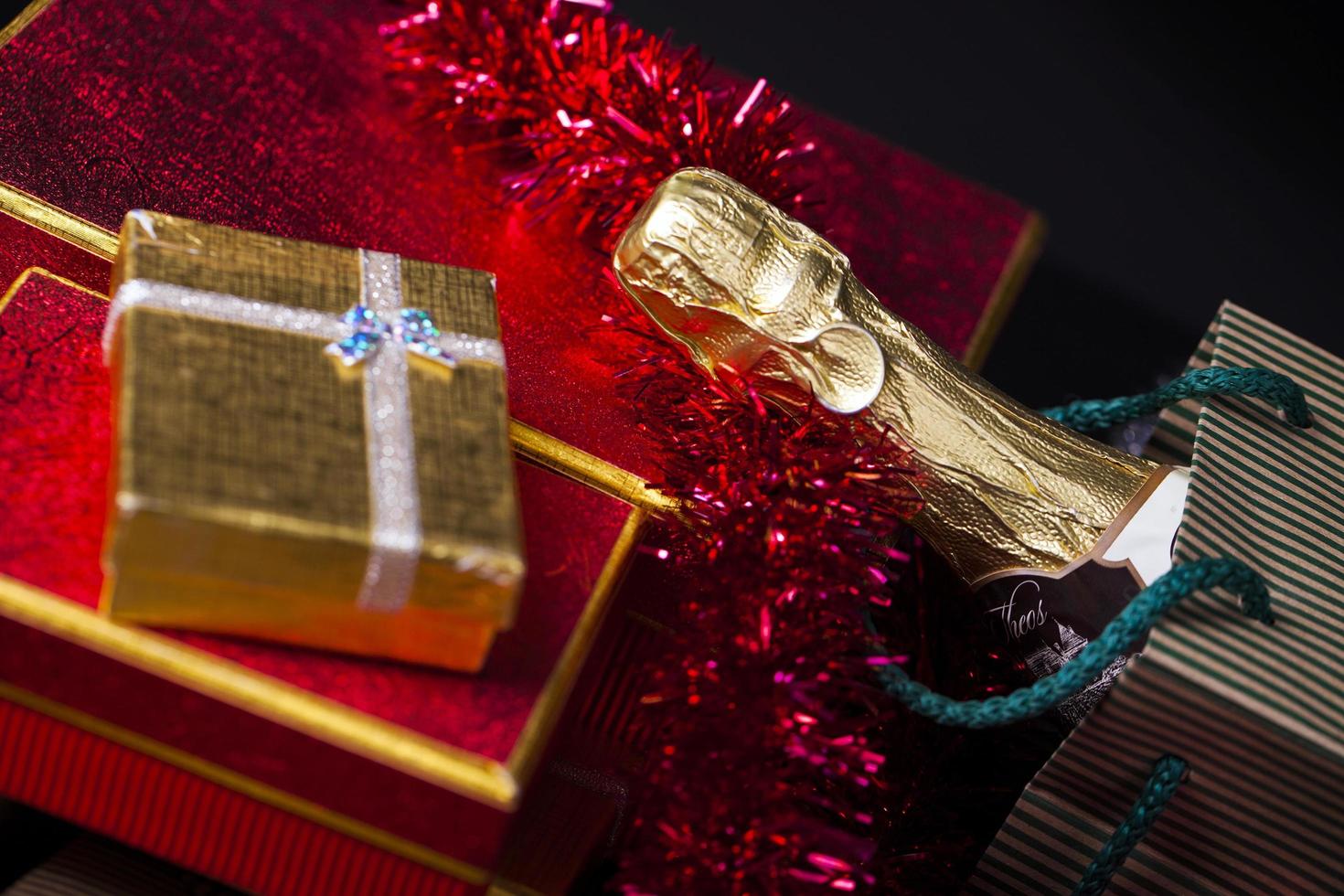 concept de boîte cadeau champagne anniversaire noël saint valentin photo
