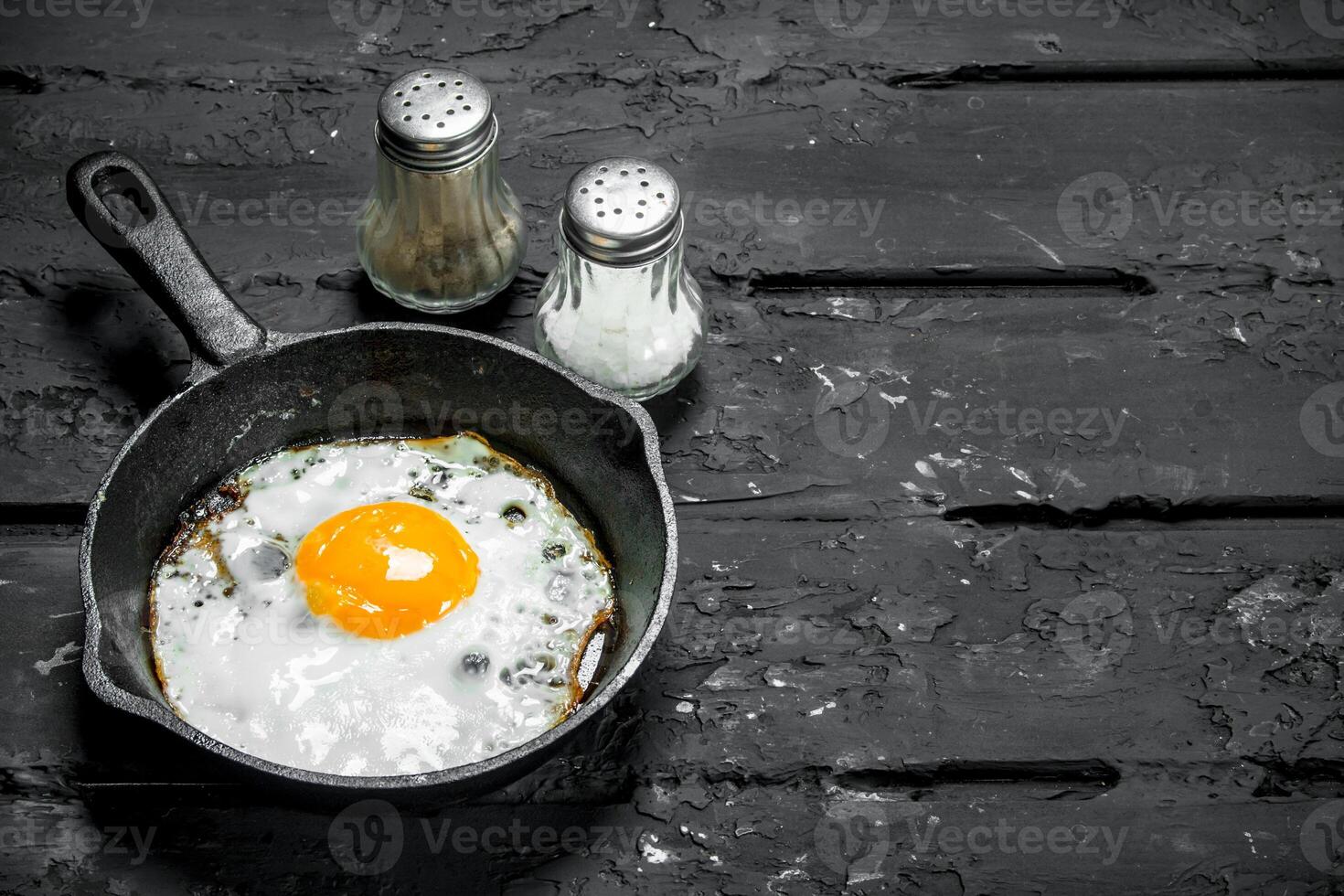 petit-déjeuner sain œuf au plat dans une poêle à frire sur une table en  bois blanc. 11145254 Photo de stock chez Vecteezy