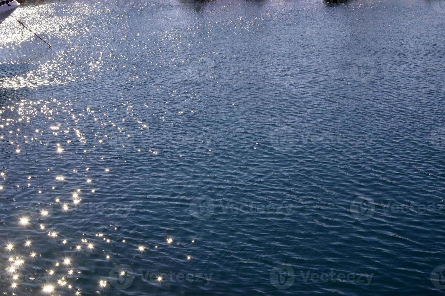 eau de mer bleue avec reflets et ondulations du soleil. photo