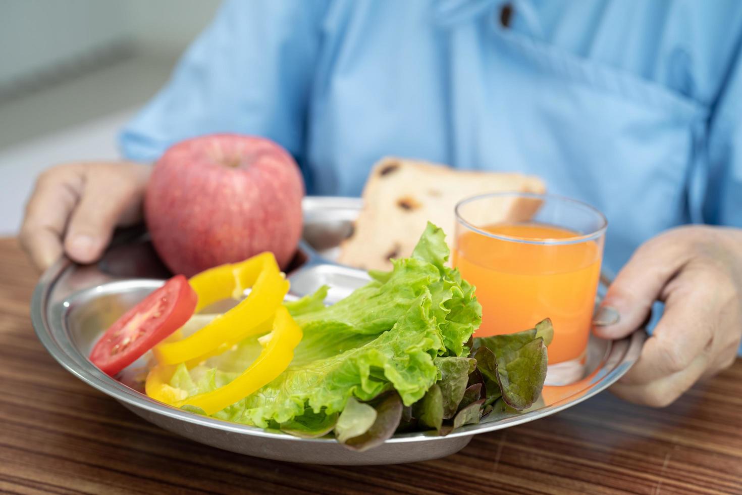 femme âgée asiatique patient manger le petit déjeuner photo