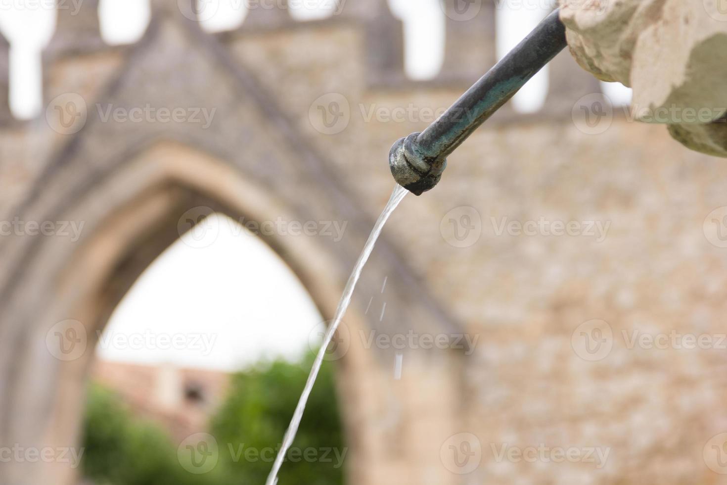 eau sortant d'une fontaine en fer photo