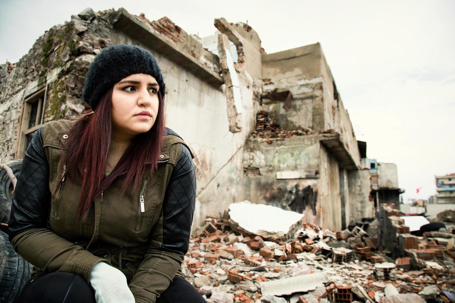 zone de construction d'épaves délabrées et jeune femme triste photo