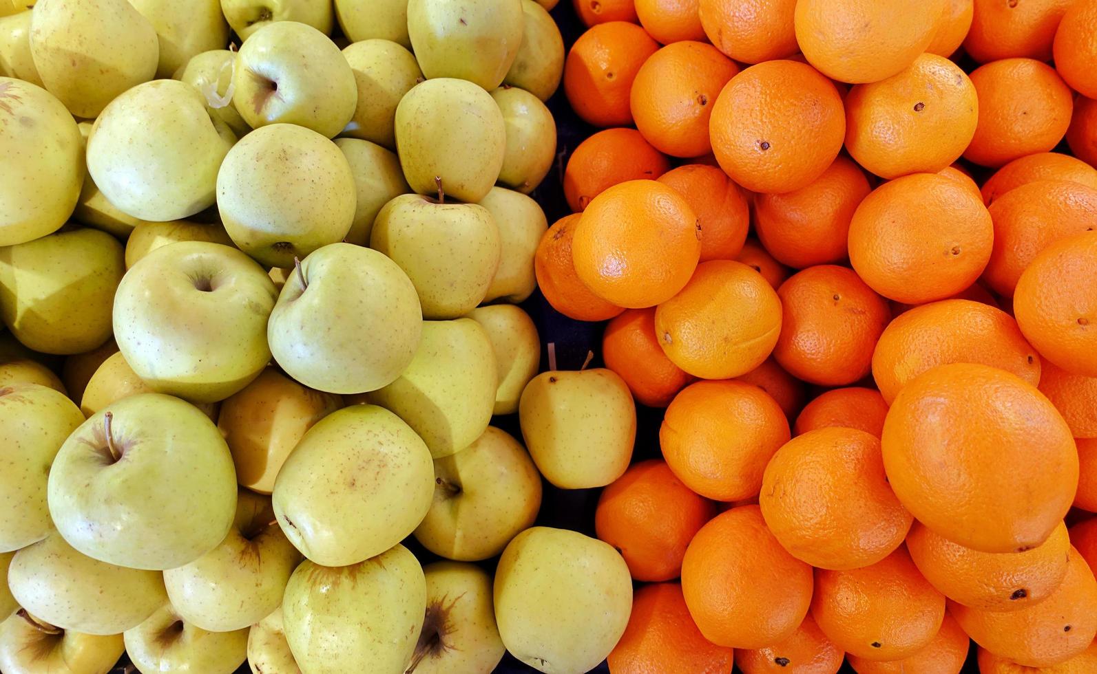 pomme et orange saine et biologique photo