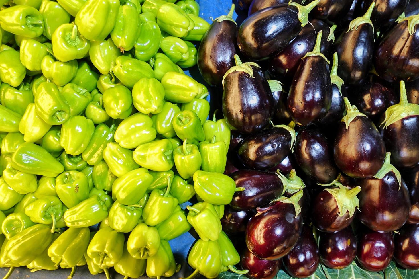 poivron et aubergine de légumes bio et sains photo