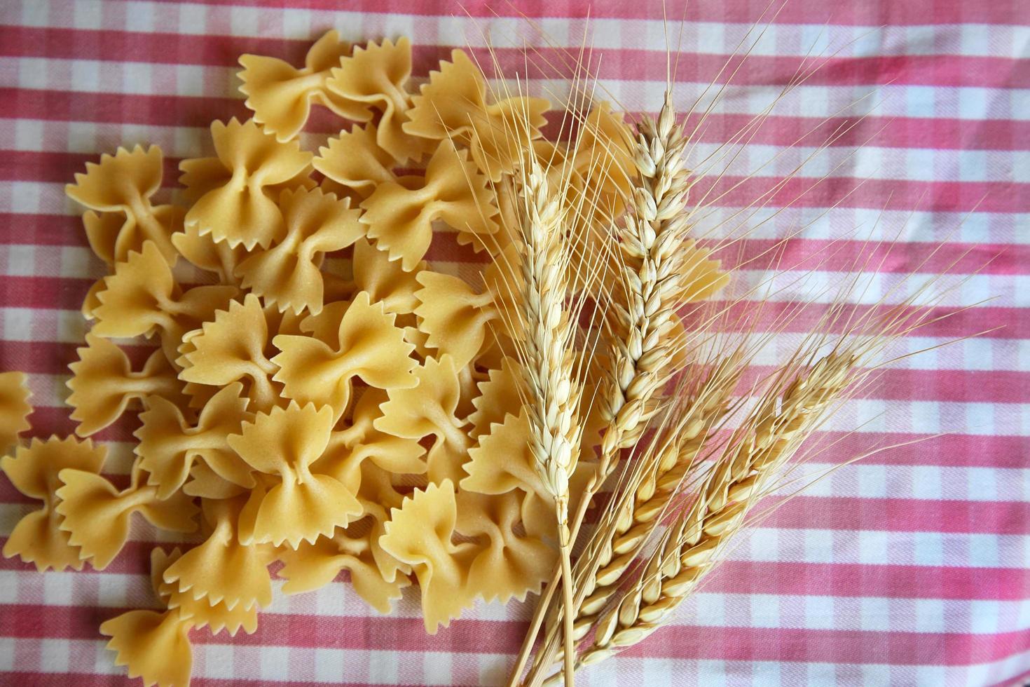 pâtes macaronis italiens crus crus photo