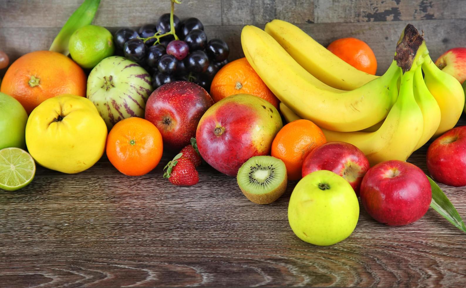 mélange de fruits d'aliments biologiques végétariens photo