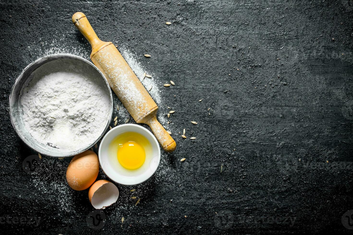 Farine Dans Différents Tamis Avec Rouleau à Pâtisserie Et épillets