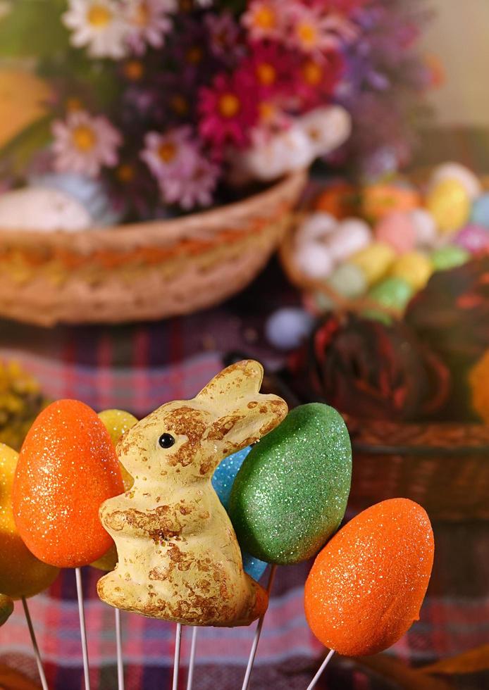 lapin et oeufs de Pâques pascals photo