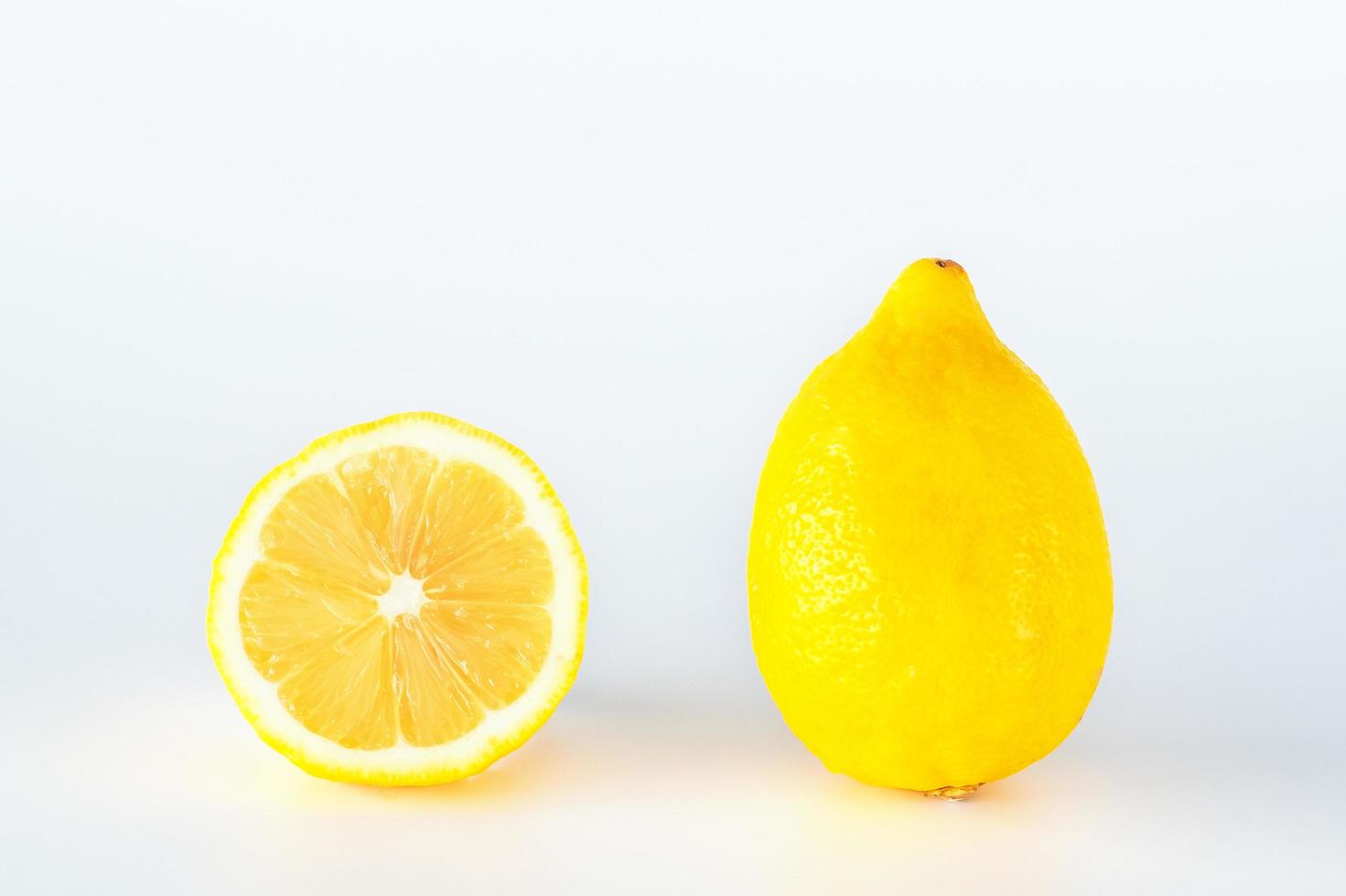 tranche de fruit de citron isolé sur fond blanc. photo