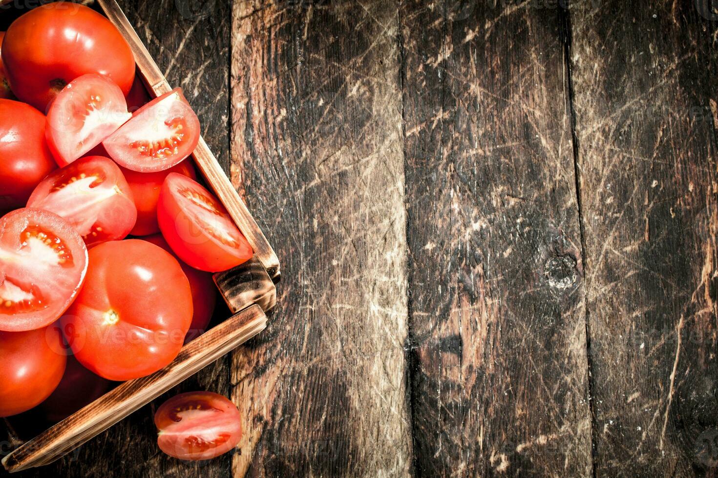 Frais tomates dans un vieux boîte. photo