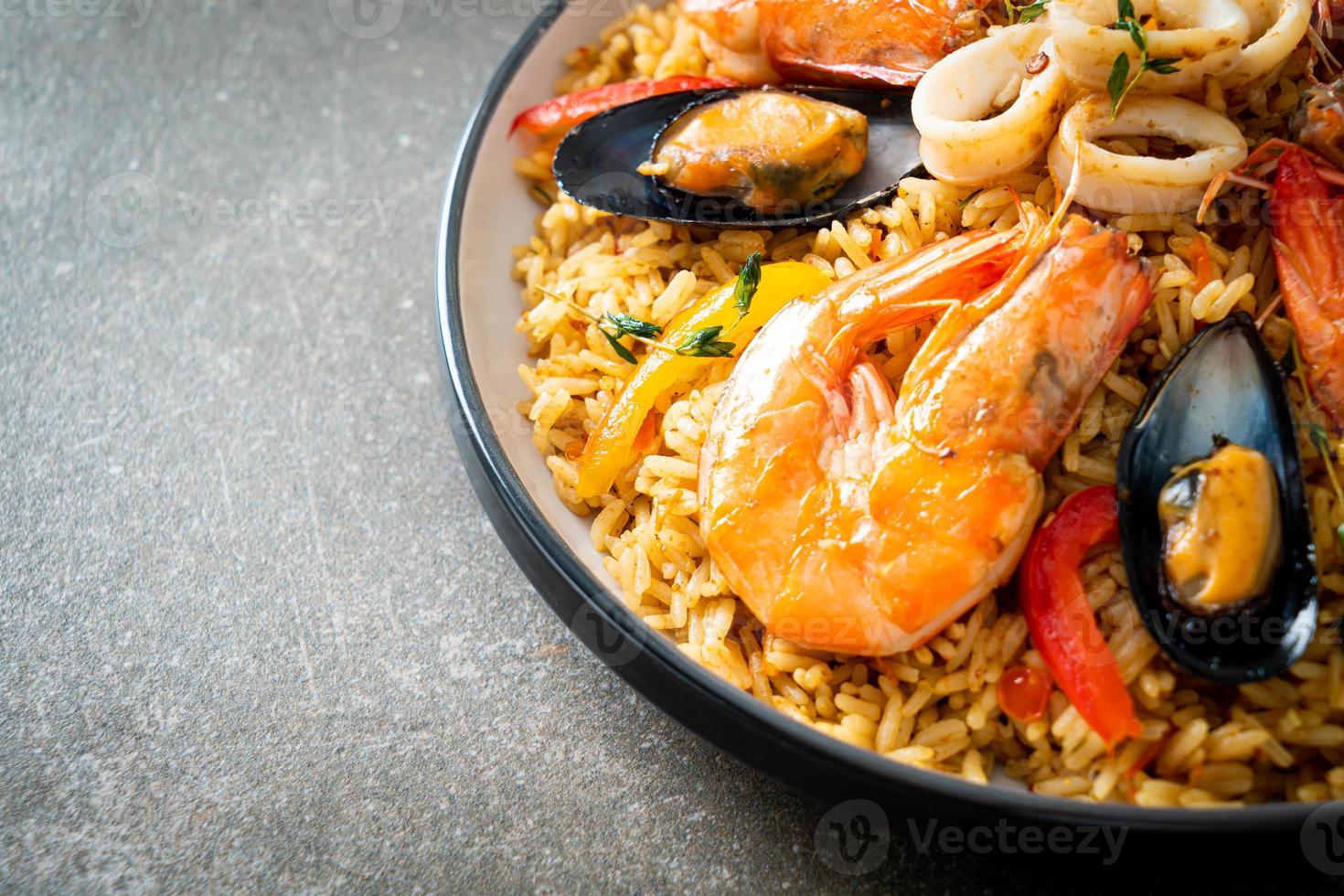 paella de fruits de mer aux crevettes, palourdes, moules sur riz au safran photo