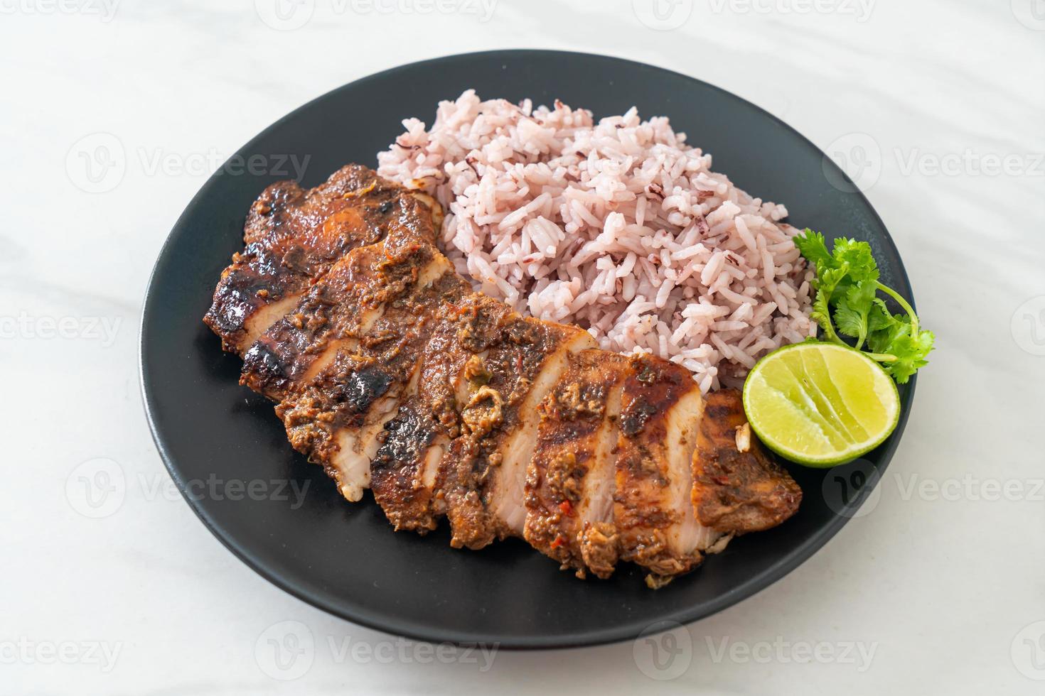 poulet jerk jamaïcain grillé épicé avec du riz - style de cuisine jamaïcaine photo